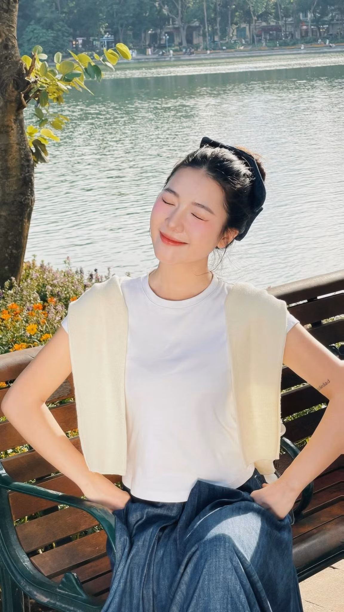 Từng khóm hoa đua nhau khoe sắc dọc theo những lối đi quanh hồ, tạo nên một khung cảnh nên thơ khiến ai cũng phải ngoái lại nhìn. (Ảnh: Tổng hợp)