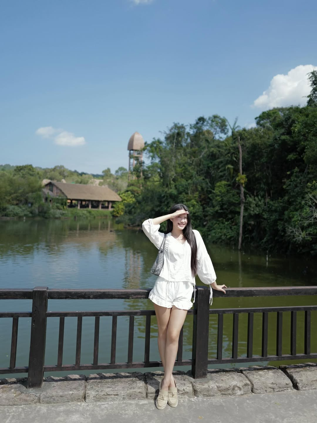 Cô khéo léo kết hợp cùng đôi giày lười màu beige nhã nhặn và chiếc túi xách họa tiết monogram. (Ảnh: IGNV)