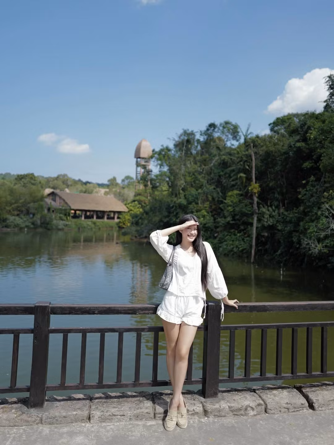 Cô khéo léo kết hợp cùng đôi giày lười màu beige nhã nhặn và chiếc túi xách họa tiết monogram. (Ảnh: IGNV)