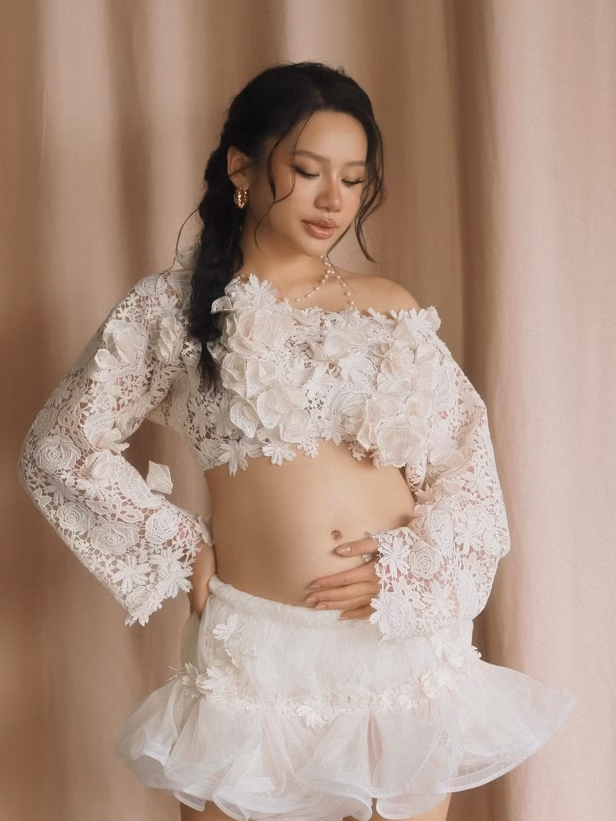 Là con gái của chủ tiệm vàng lớn, cuộc sống của Minh Thư và chồng luôn nhận được sự quan tâm đặc biệt. (Ảnh: FBNV)