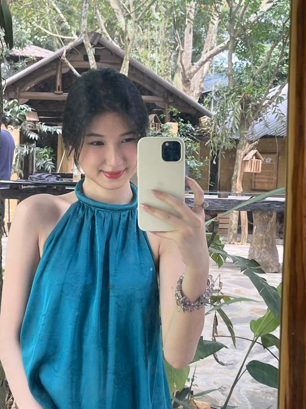 Nổi lên từ những đoạn video được bố đăng tải trên mạng xã hội, "nàng Mơ" (Lê Minh Trà My, SN 2006) luôn nhận được quan tâm đặc biệt từ công chúng. Nét đẹp pha lẫn giữa truyền thống và hiện đại cô nàng khiến nhiều người phải xuýt xoa.