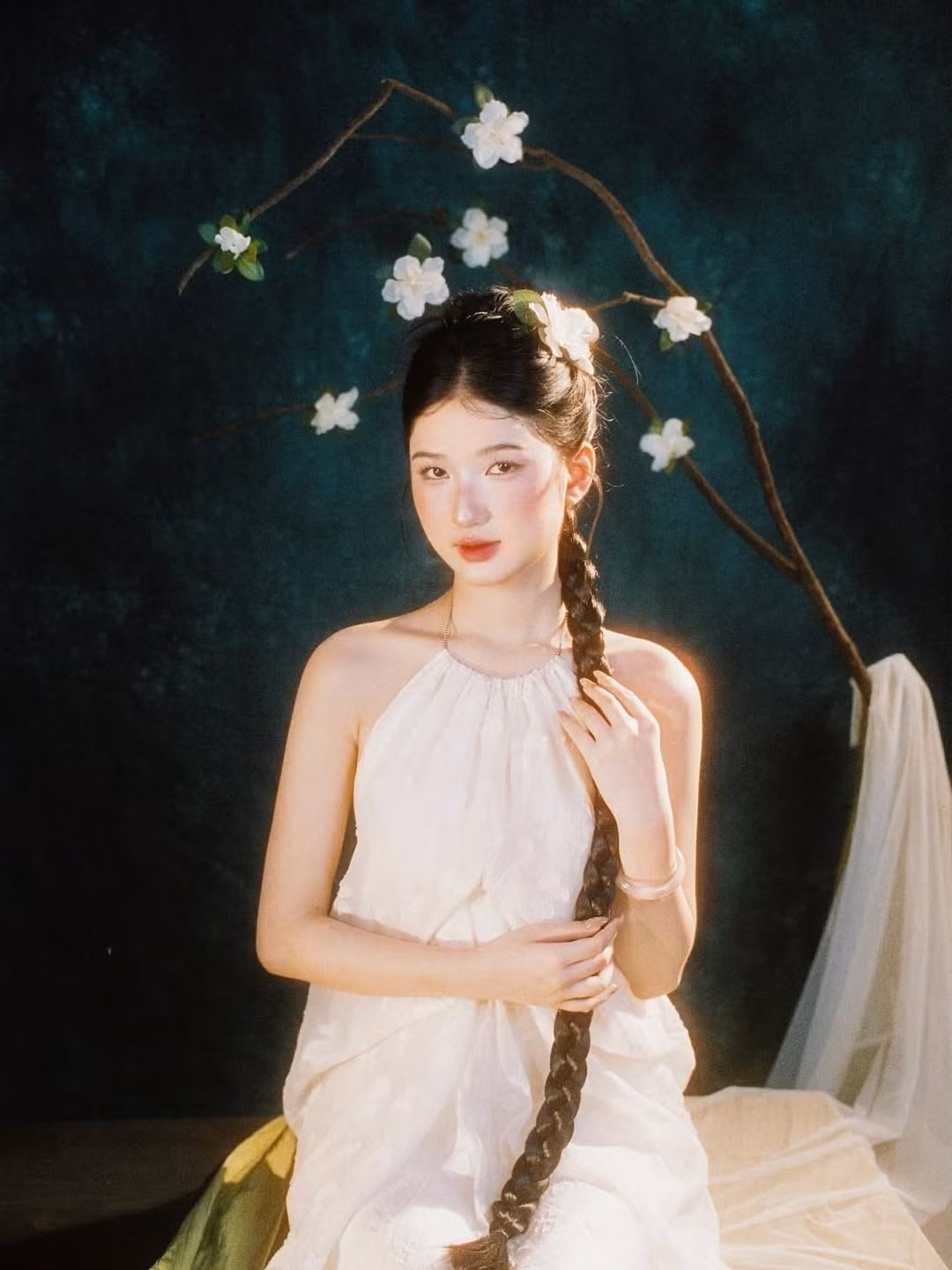 Cô cho biết khi học cấp 2, mắt bị bệnh, rất yếu, thậm chí còn nghĩ sẽ không nhìn được nữa nên luôn ám ảnh, mỗi ngày phải soi gương nên hai mắt có cân nhau hay không.