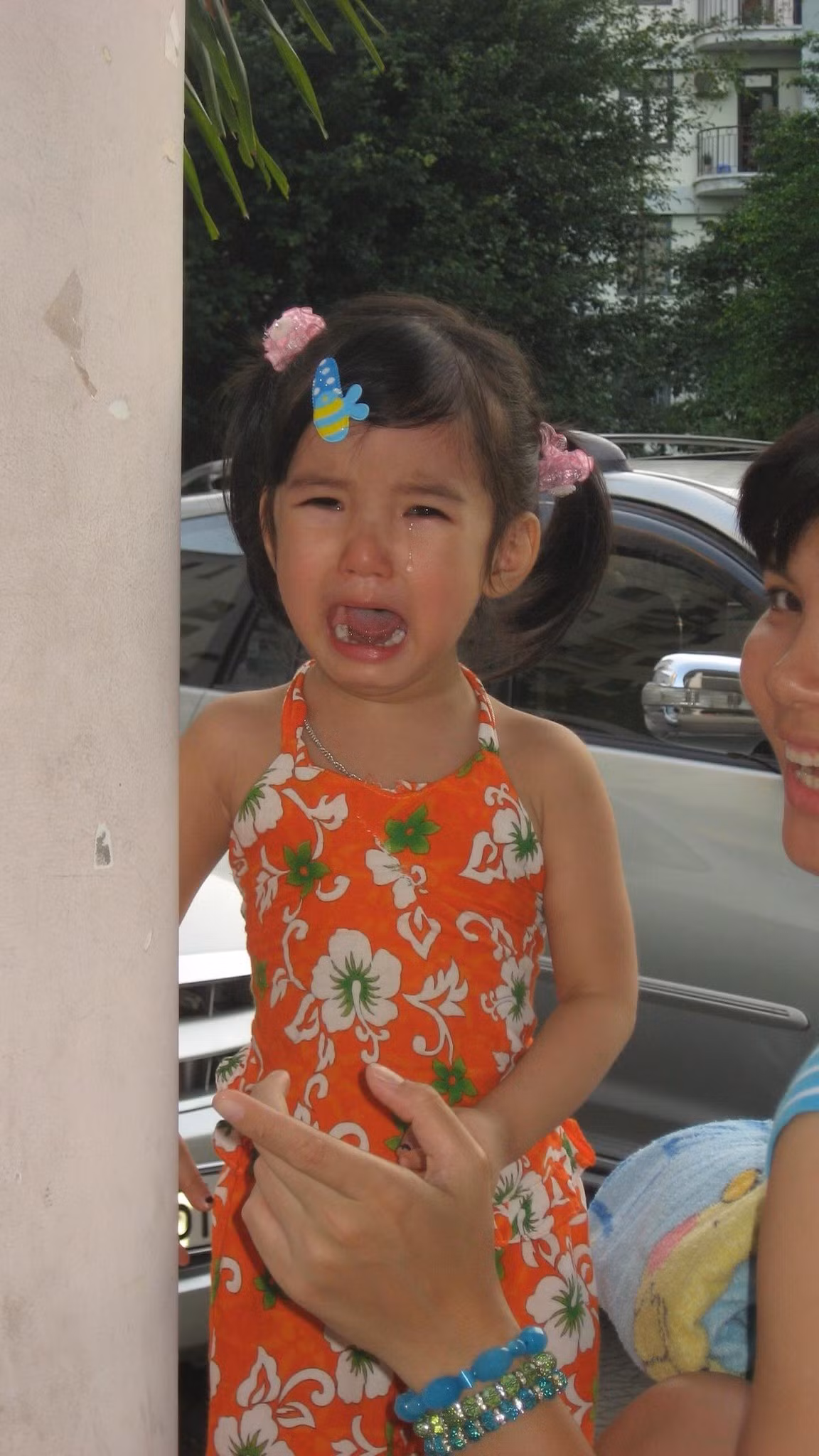 Trong bức ảnh cũ, cô bé nhỏ nhắn với mái tóc cột hai bên gọn gàng, diện đồ ngủ đơn giản, biểu cảm mếu máo đáng yêu khiến ai nhìn cũng phải bật cười.