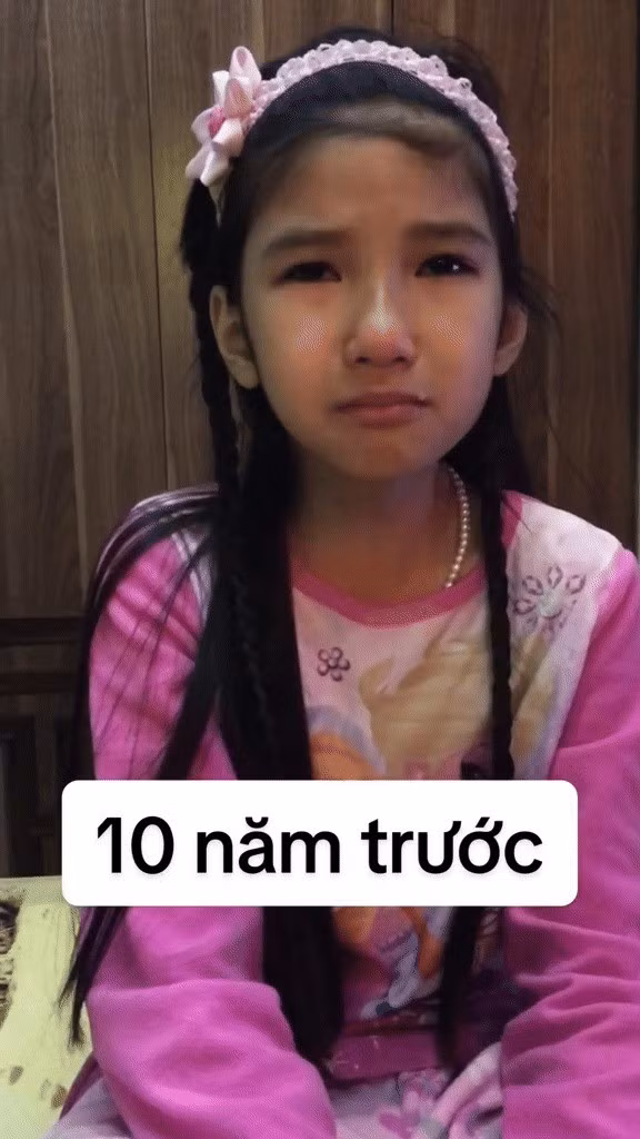 10 năm trước, nàng Mơ vẫn là cô bé rụt rè, bẽn lẽn, tủi thân khi bị bố mắng vì sự thiếu gọn gàng, đặc biệt là thành tích học tập không quá tốt khi kém tiếng Anh và môn Toán...