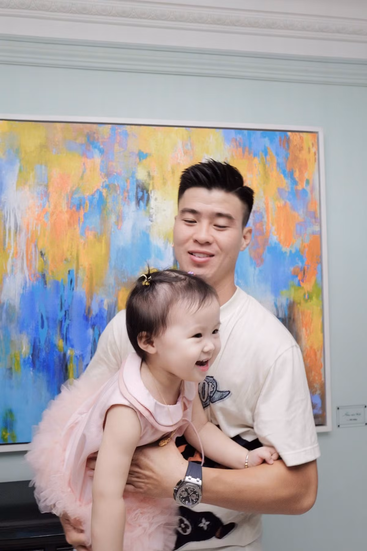 Nàng WAGs biến "tổ ấm tương lai" thành sân khấu mang phong cách quý tộc châu Âu, với váy áo cầu kỳ cùng loạt chi tiết trang trí ấn tượng, đem đến niềm vui bất ngờ cho Duy Mạnh. (Ảnh: FB Đỗ Duy Mạnh)