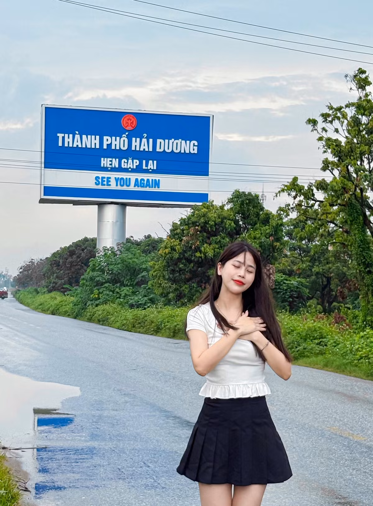 Trong những bức ảnh được chia sẻ, người check-in thường đứng đối diện với tấm biển, dang rộng tay hoặc tạo dáng trái tim, thể hiện sự kết nối và tình yêu với quê hương.