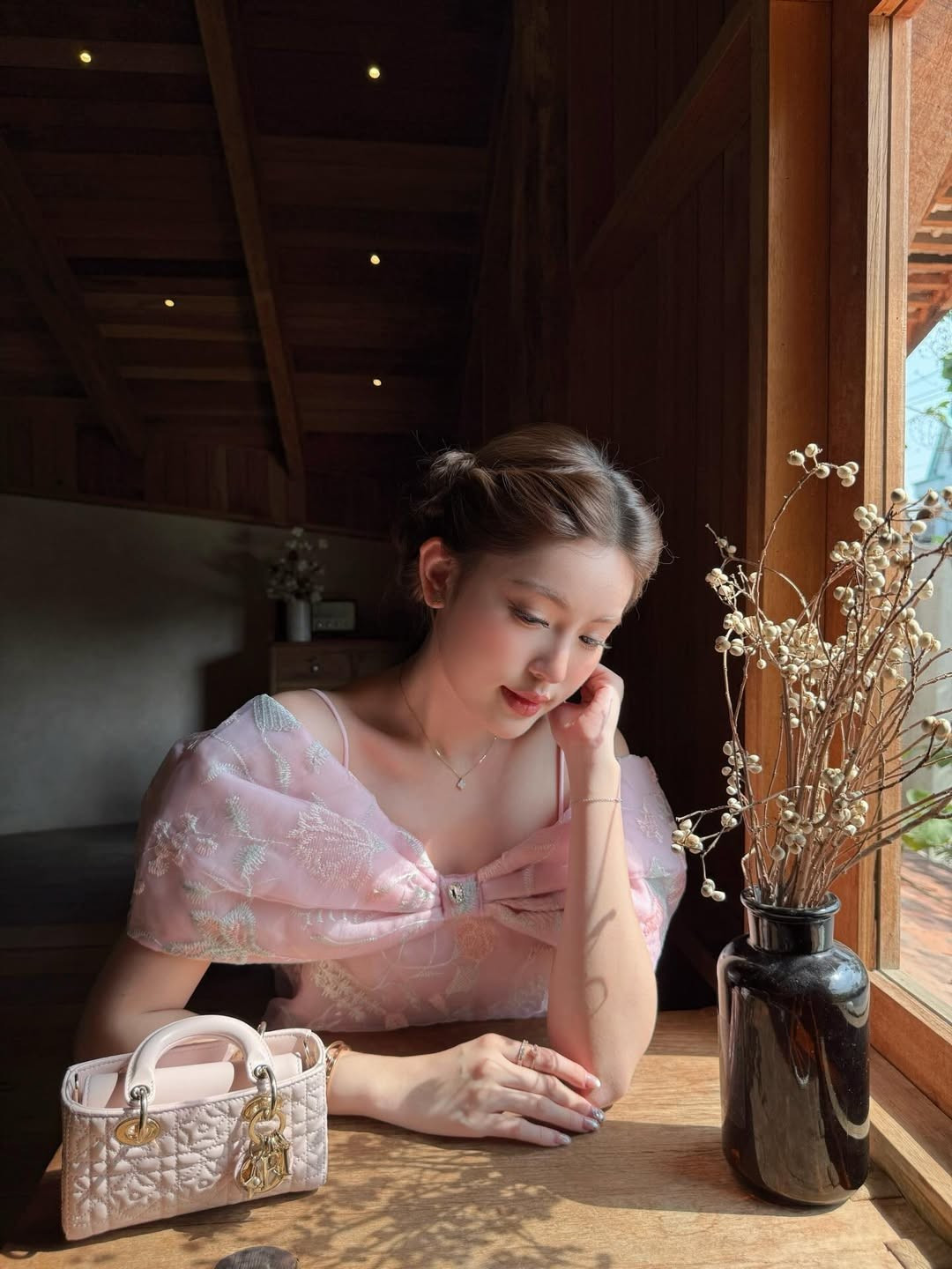 Kể từ khi được đồn đoán có mối quan hệ tình cảm với Hieuthuhai, Tăng Mỹ Hàn luôn nhận được sự quan tâm đặc biệt từ công chúng. Tuy nhiên,cô nàng chưa từng lên tiếng khẳng định mà chỉ tập trung vào bản thân bằng lối sống kín tiếng, phong cách thời trang ấn tượng và những bộ ảnh đậm chất nghệ thuật. (Ảnh: IGNV)