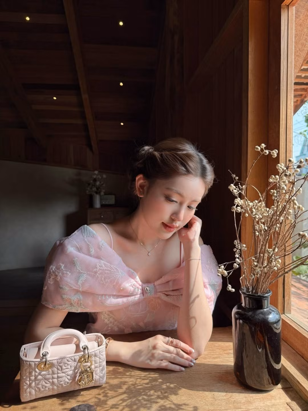 Kể từ khi được đồn đoán có mối quan hệ tình cảm với Hieuthuhai, Tăng Mỹ Hàn luôn nhận được sự quan tâm đặc biệt từ công chúng. Tuy nhiên,cô nàng chưa từng lên tiếng khẳng định mà chỉ tập trung vào bản thân bằng lối sống kín tiếng, phong cách thời trang ấn tượng và những bộ ảnh đậm chất nghệ thuật. (Ảnh: IGNV)