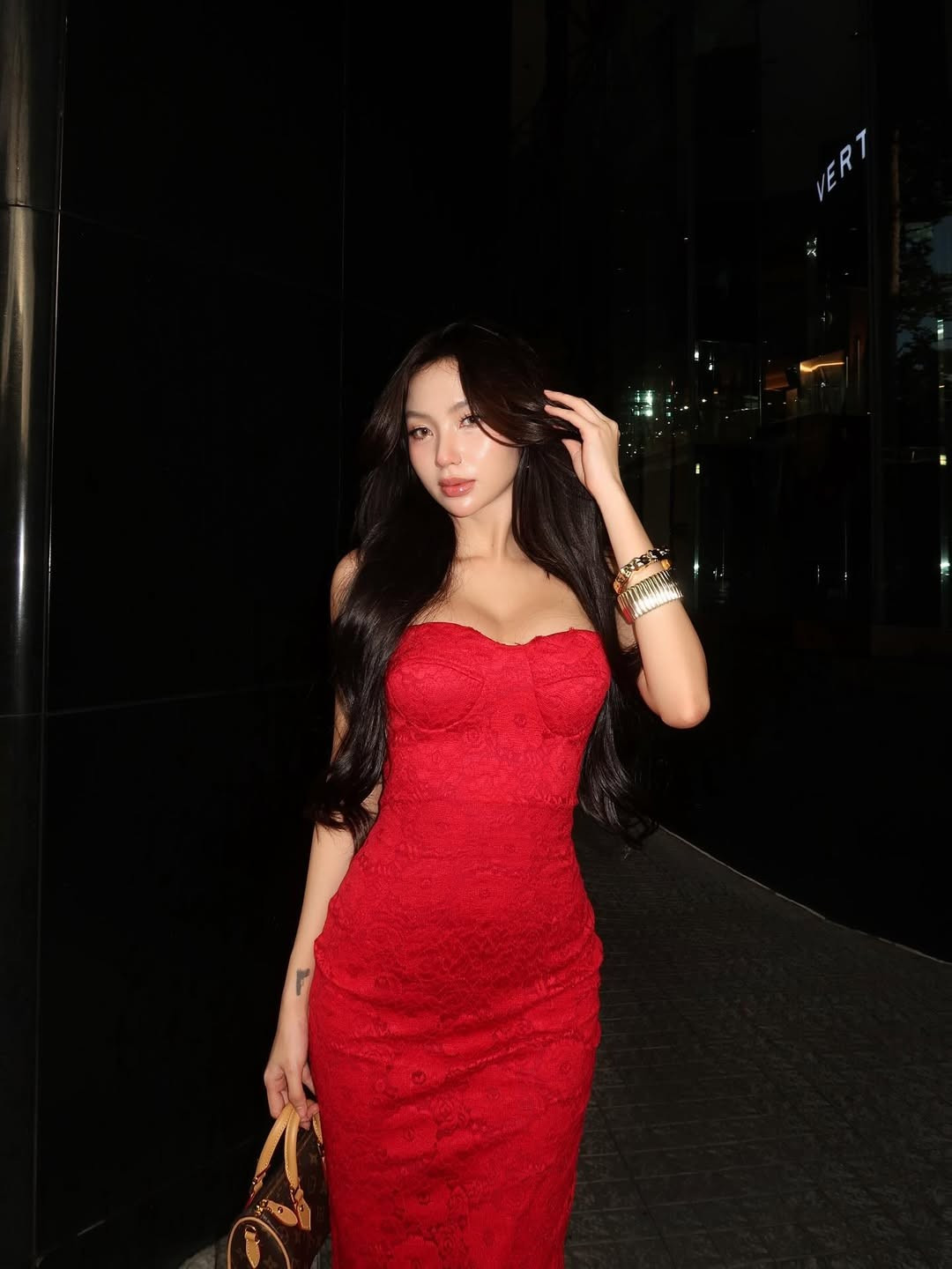 Đặc biệt, màu đỏ rực rỡ không chỉ thu hút mọi ánh nhìn mà còn truyền tải sự tự tin, đam mê và quyền lực. (Ảnh: IGNV)