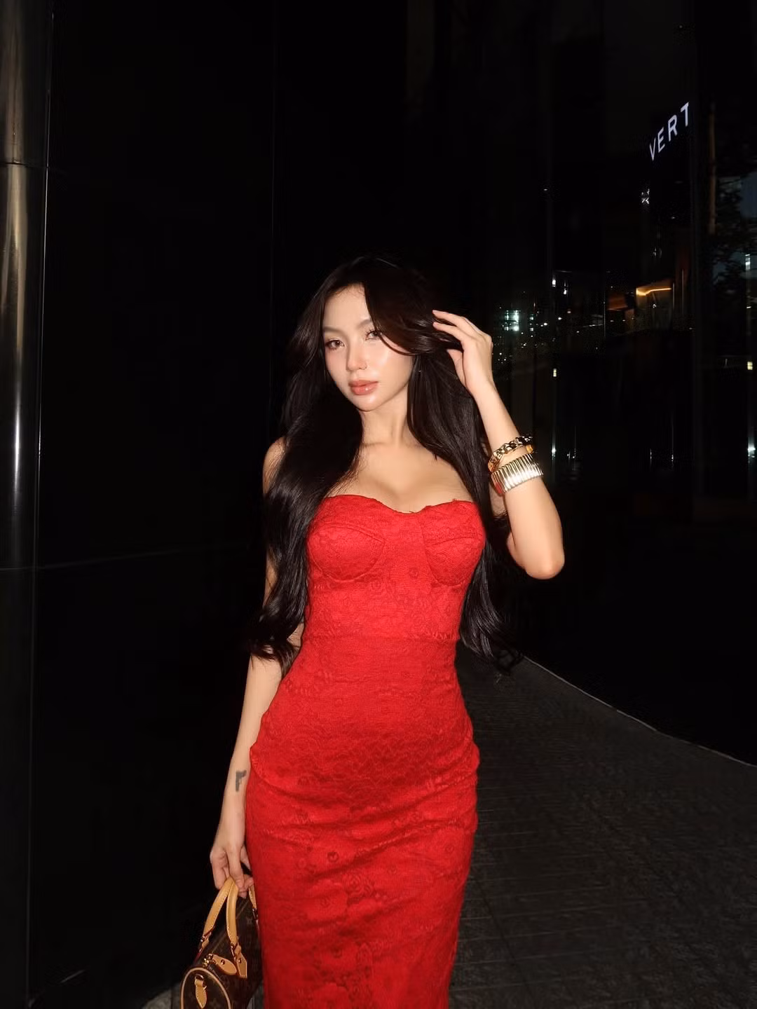 Đặc biệt, màu đỏ rực rỡ không chỉ thu hút mọi ánh nhìn mà còn truyền tải sự tự tin, đam mê và quyền lực. (Ảnh: IGNV)