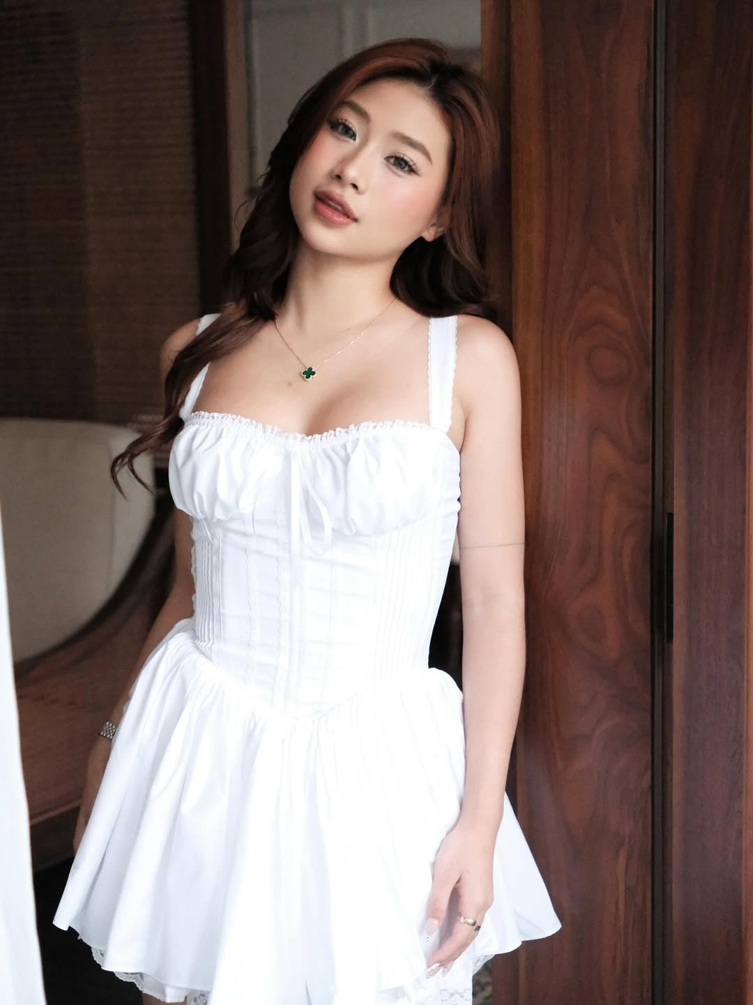 Cô nàng lựa chọn kiểu tóc sóng lơi nhẹ nhàng, càng tăng lên vẻ nữ tính. (Ảnh: Instagram @louispham203)