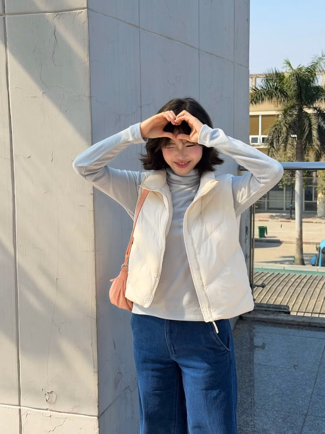 Quần jeans ống rộng màu xanh đậm là mảnh ghép cuối cùng, tạo sự cân bằng và mang lại vẻ ngoài thoải mái, phóng khoáng, rất hợp với tinh thần street style. (Ảnh: IGNV)