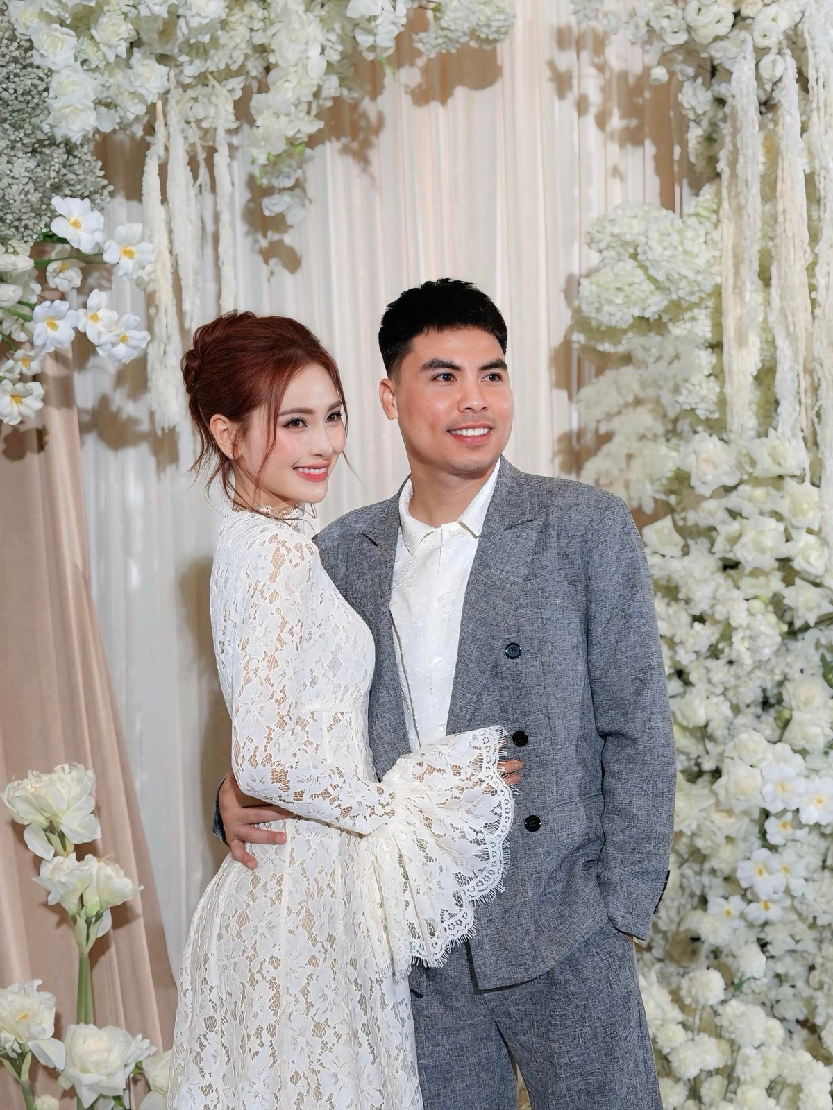 Đức Huy từng là cầu thủ trụ cột trong lứa U23 Thường Châu (Á quân 2018), vô địch AFF Cup 2018 và từng thi đấu cho nhiều CLB lớn như Hà Nội, Nam Định, Bình Định. MC Mù Tạt là gương mặt nổi tiếng của VTV (Bữa trưa vui vẻ, Cuộc hẹn cuối tuần...). (Ảnh: FBNV)