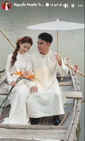 Trong trang phục áo dài truyền thống tông màu trắng kem nhã nhặn, cặp đôi trông vô cùng xứng đôi vừa lứa giữa khung cảnh sông nước hữu tình. (Ảnh: FBNV)