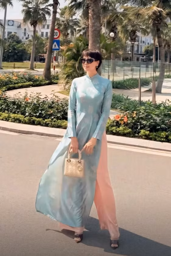 Trong loạt ảnh du xuân mới đây, bà Mai Đoàn lựa chọn bộ áo dài mang sắc xanh ngọc bích nhã nhặn, kết hợp cùng quần lụa màu hồng phấn dịu dàng. (Ảnh: IG @_mai.doan_)