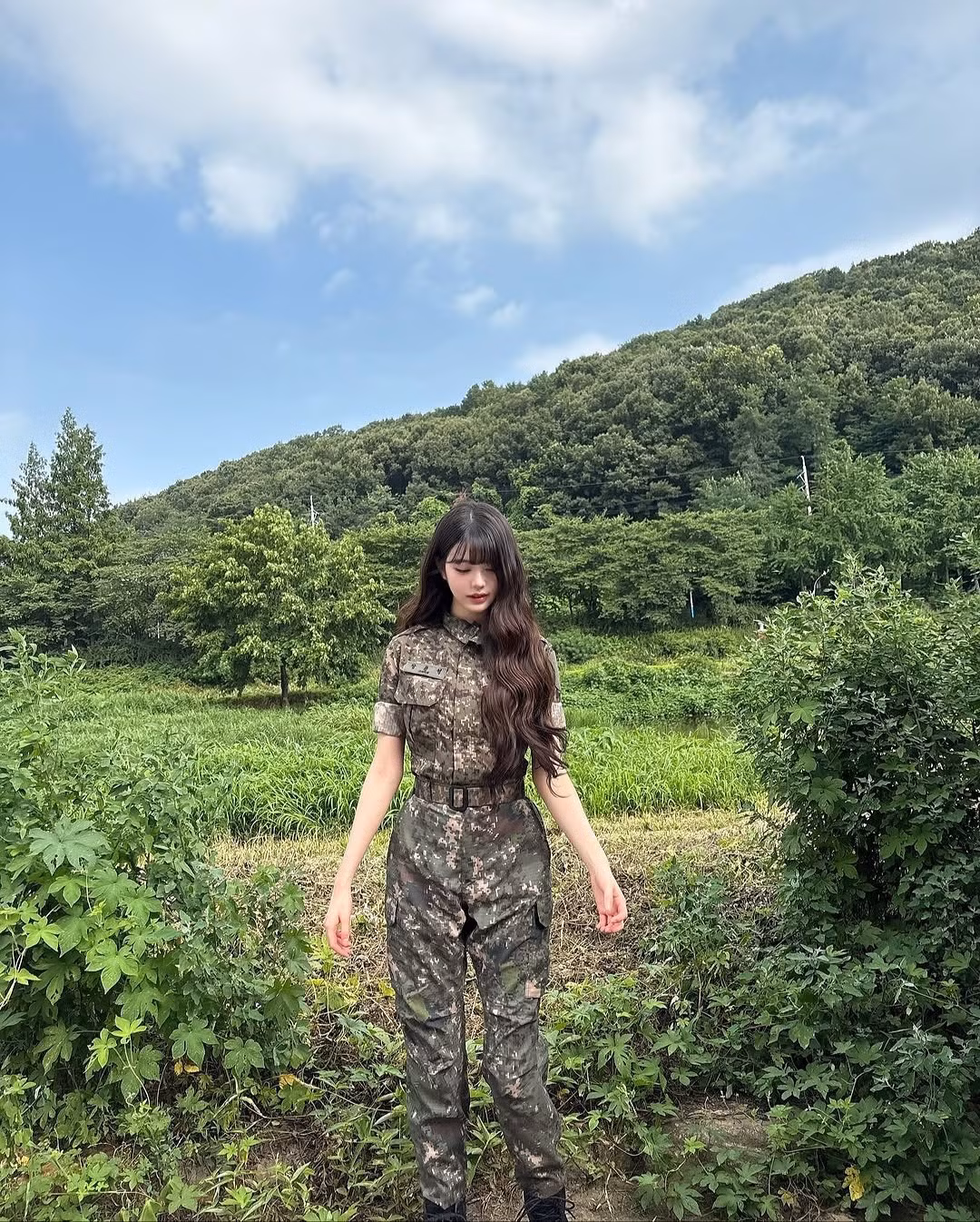 Bối cảnh thiên nhiên xanh mát với núi đồi trùng điệp càng làm tăng thêm vẻ đẹp tự nhiên và cuốn hút của nữ idol. (Ảnh: IGNV)