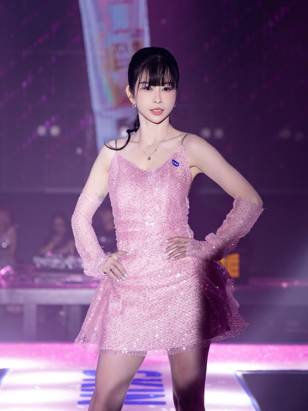 Khi không mặc võ phục, Châu Tuyết Vân ở đời thường luôn biết cách tỏa sáng với phong cách thời trang ấn tượng, khác biệt, thể hiện trọn vẹn vẻ đẹp nữ tính và quyến rũ. (Ảnh: IGNV)