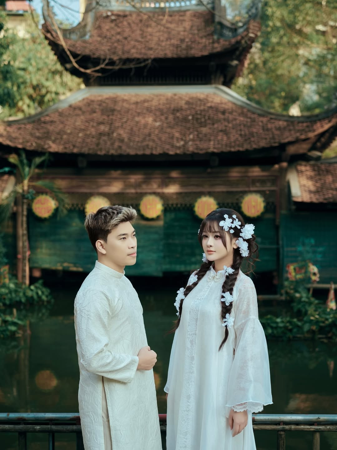 Soanh Trần cũng không hề kém cạnh khi diện bộ áo dài nam đồng điệu. Anh chàng luôn dành cho bạn gái những ánh nhìn trìu mến, cái nắm tay siết chặt và những cử chỉ chăm sóc ngọt ngào. (Ảnh: IGNV)