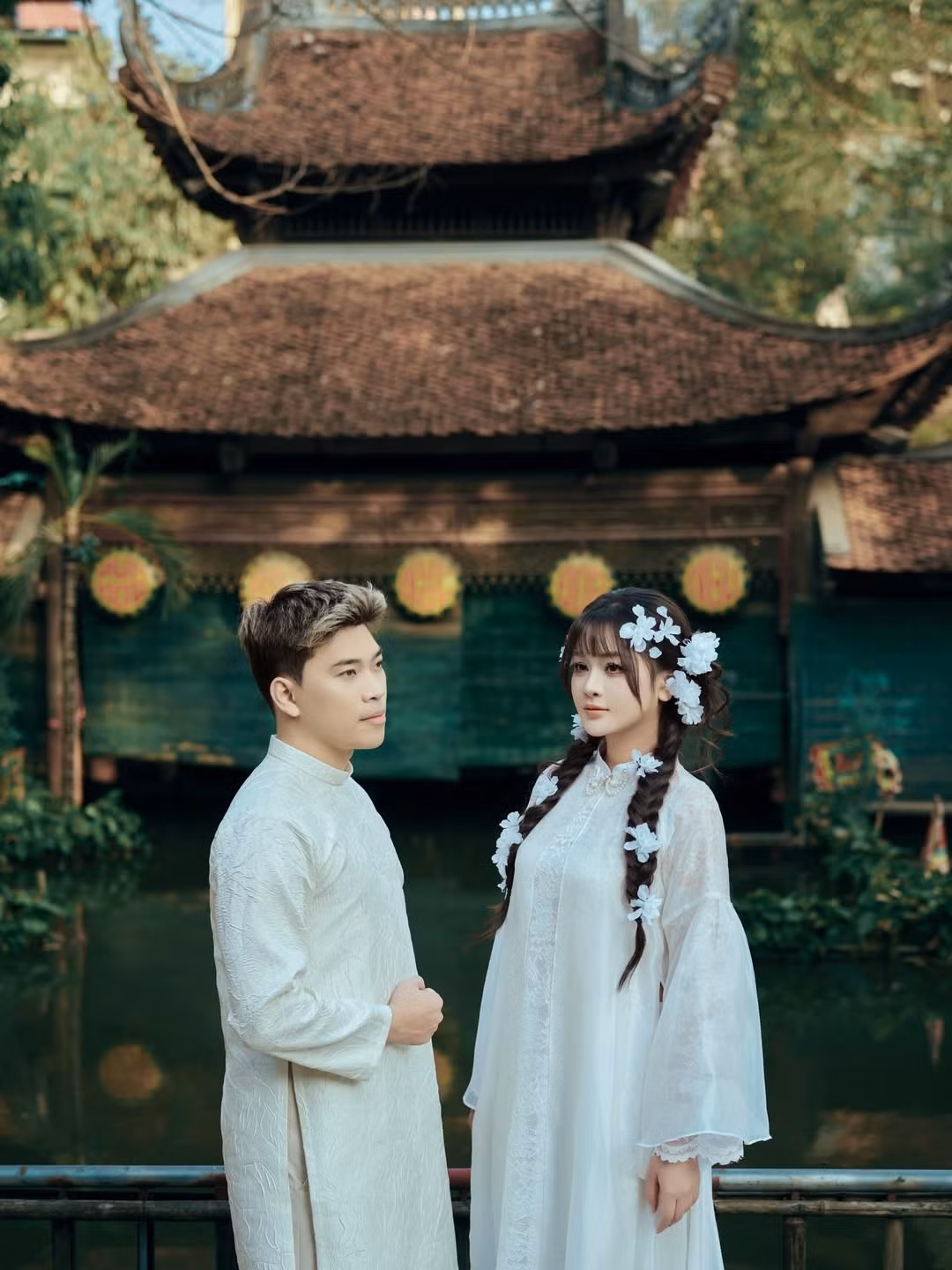 Soanh Trần cũng không hề kém cạnh khi diện bộ áo dài nam đồng điệu. Anh chàng luôn dành cho bạn gái những ánh nhìn trìu mến, cái nắm tay siết chặt và những cử chỉ chăm sóc ngọt ngào. (Ảnh: IGNV)