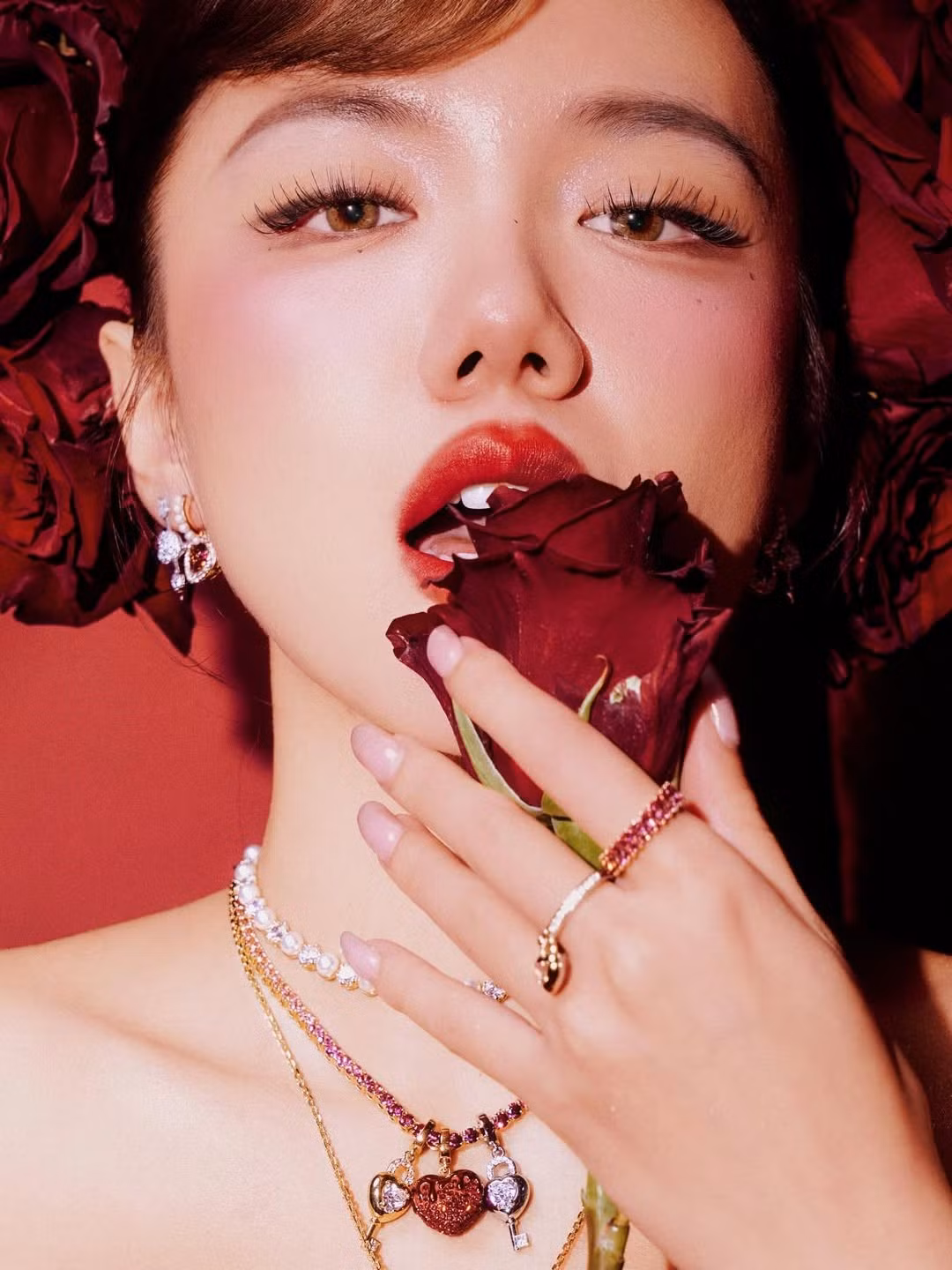 Trong loạt ảnh mới, Phương Ly hóa thân thành một "nàng hồng" kiều diễm và nóng bỏng. Với sắc đỏ trung tâm, bộ ảnh mang đến một không gian đậm chất lãng mạn nhưng cũng không kém phần bí ẩn. (Ảnh: IGNV)