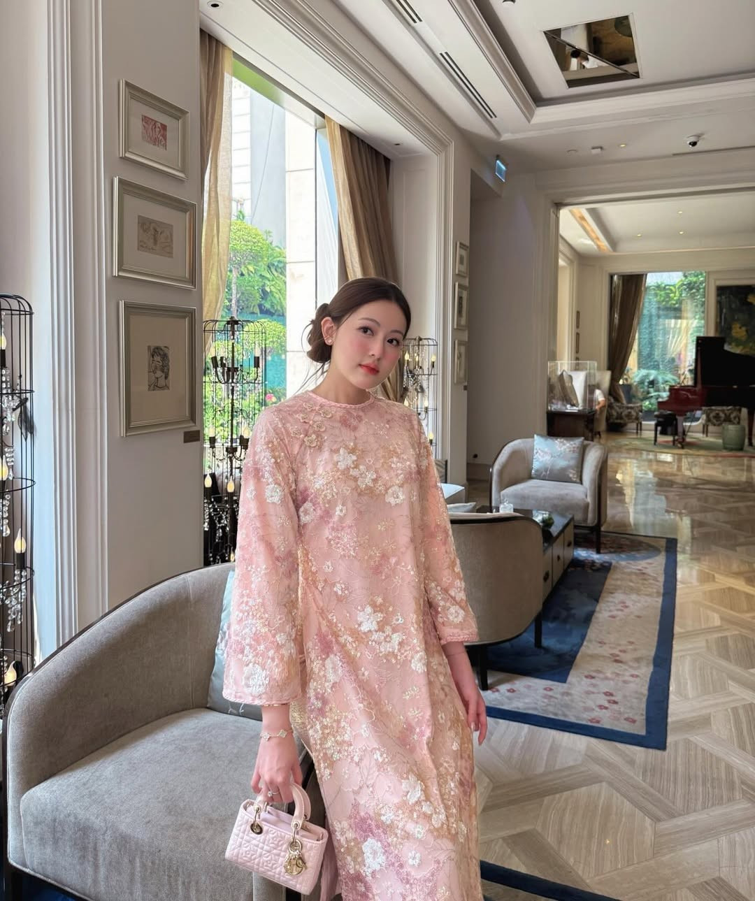 Xuất hiện trong không gian sang trọng của một không gian cao cấp, Tăng Mỹ Hàn chọn cho mình thiết kế áo dài với tông màu hồng pastel chủ đạo. (Ảnh: IGNV)