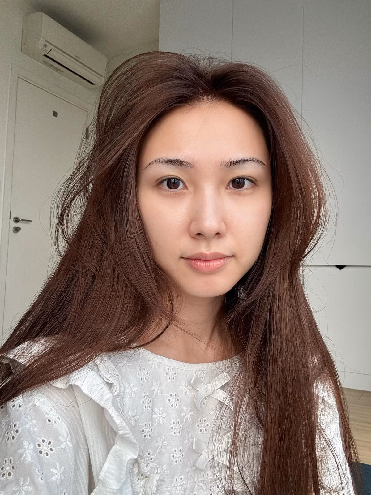 Lời chia sẻ của cô đã truyền cảm hứng mạnh mẽ đến cộng đồng, đặc biệt là những người đang phụ thuộc quá nhiều vào các liệu pháp làm đẹp tốn kém. (Ảnh: FBNV)