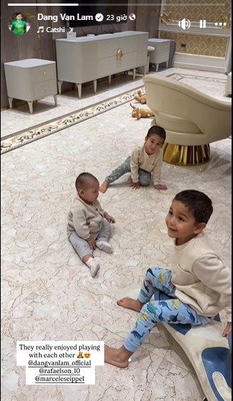 Đáng chú ý, đây là lần hiếm hoi người hâm mộ được thấy đầy đủ các thành viên của hai tổ ấm trong cùng một khung hình. Vợ của Đặng Văn Lâm - Yến Xuân và bà xã của Nguyễn Xuân Son cũng góp mặt, tạo nên một bầu không khí vô cùng ấm áp và thân thiết.