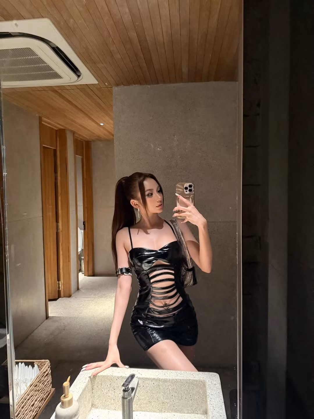 Đây là một chiếc váy bodycon ôm sát toàn bộ cơ thể từ ngực xuống hông và đùi, phô diễn trọn vẹn những đường cong nuột nà, đặc biệt là vòng eo thon gọn và vòng ba đầy đặn.