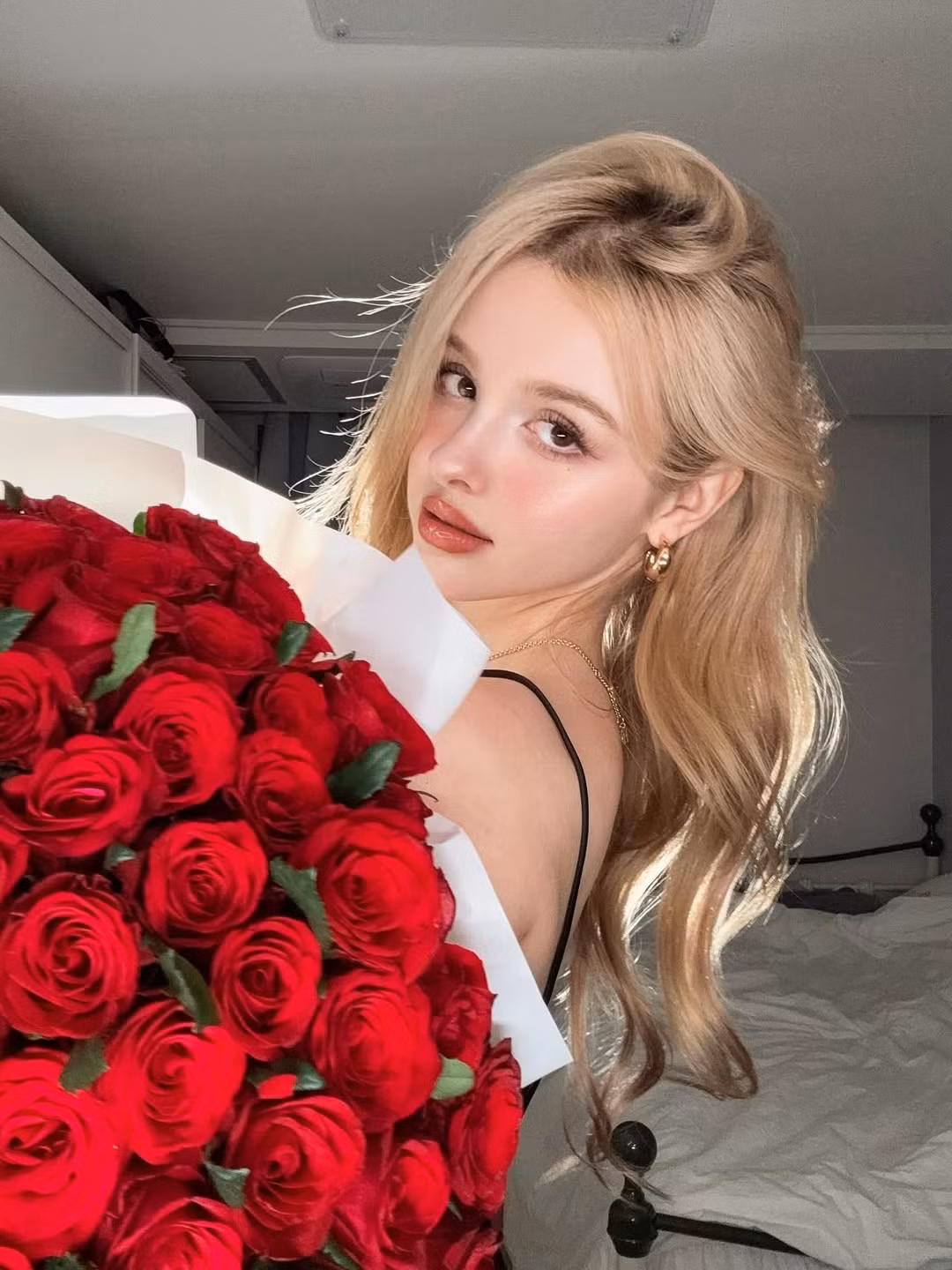 Với nhan sắc xinh đẹp như búp bê và thần thái cuốn hút, mỗi lần xuất hiện, Elina lại khiến người hâm mộ không khỏi "xiêu lòng", đặc biệt là trong loạt ảnh mới khoe vẻ đẹp dịu dàng, quyến rũ với bó hoa hồng đỏ rực, toát lên "giao diện chuẩn bạn gái" lý tưởng. (Ảnh: IGNV)