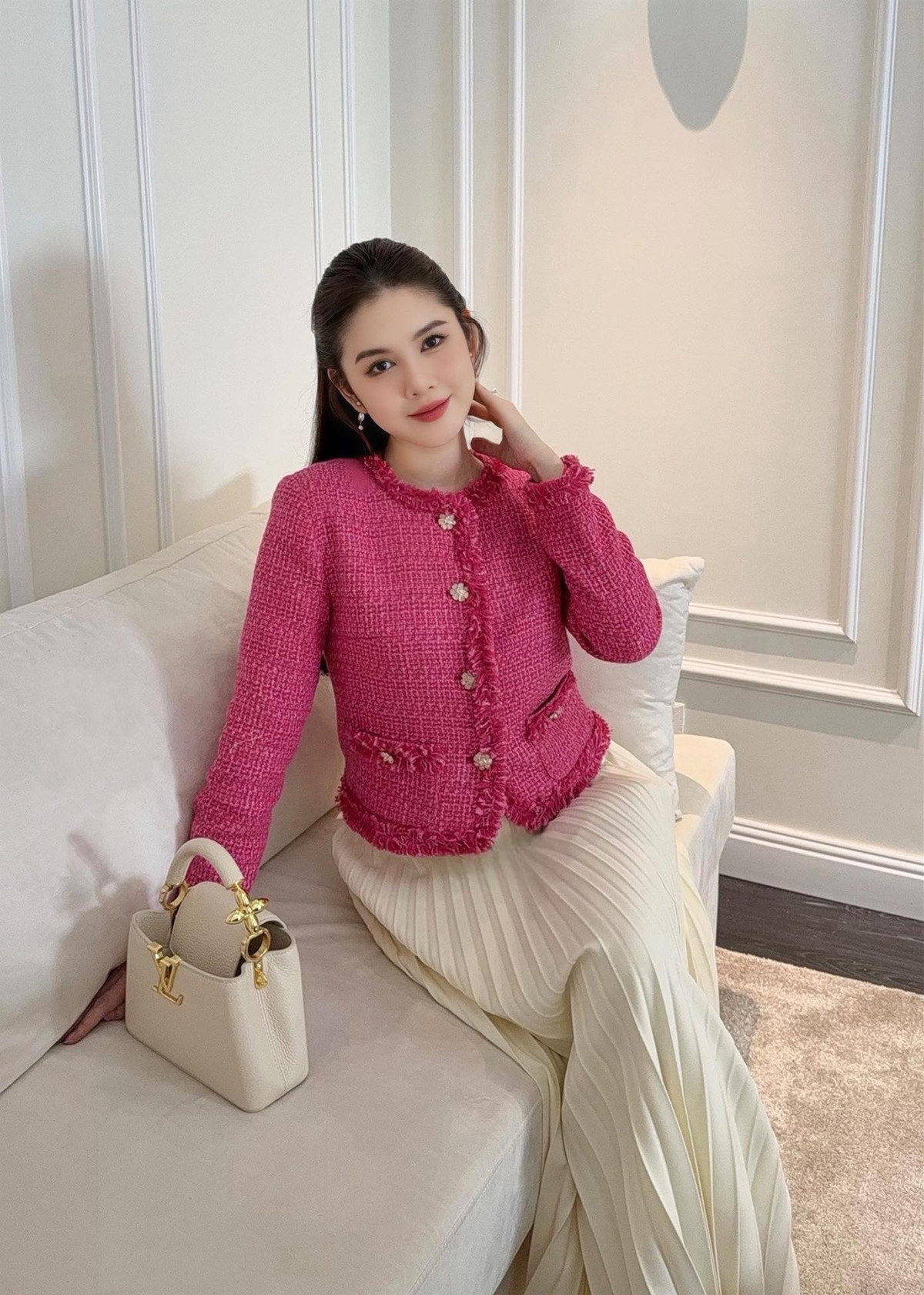 Thu Hoài sở hữu vẻ đẹp ngọt ngào, phúc hậu nhưng không kém phần quyến rũ. Sau khi lập gia đình và đón quý tử đầu lòng, nhan sắc của cô được đánh giá là ngày càng "nhuận sắc", tràn đầy sức sống.