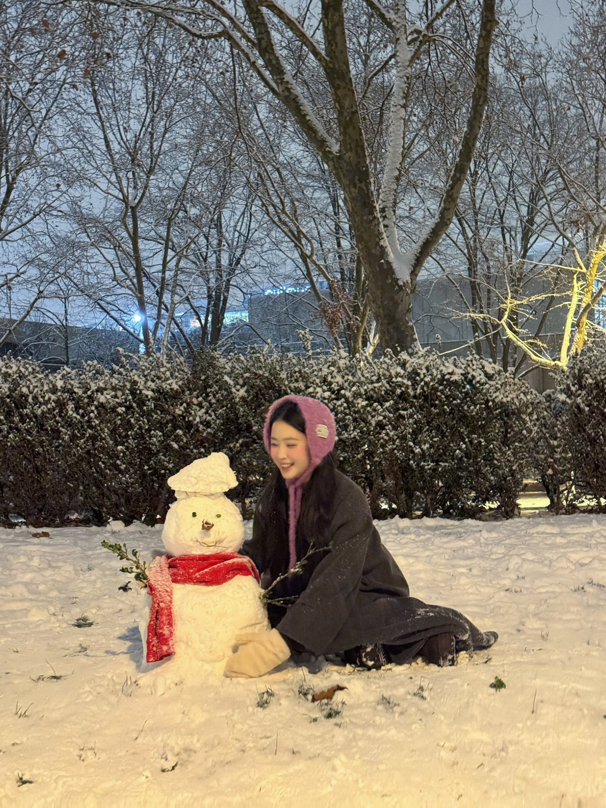 Dù diện trang phục giữ ấm khá kín đáo với áo khoác măng tô tối màu, cô nàng vẫn biết cách tạo điểm nhấn bằng những phụ kiện cực "trend". (Ảnh: IGNV)