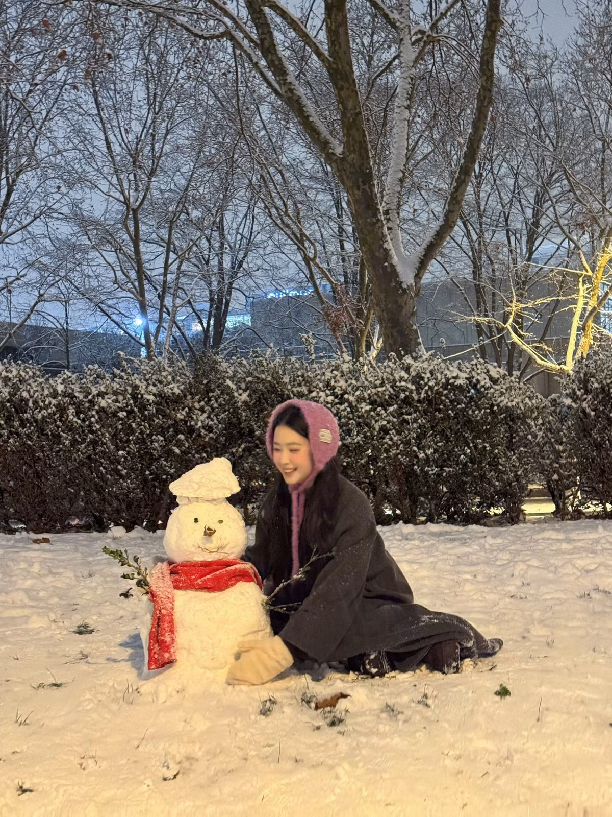 Dù diện trang phục giữ ấm khá kín đáo với áo khoác măng tô tối màu, cô nàng vẫn biết cách tạo điểm nhấn bằng những phụ kiện cực "trend". (Ảnh: IGNV)