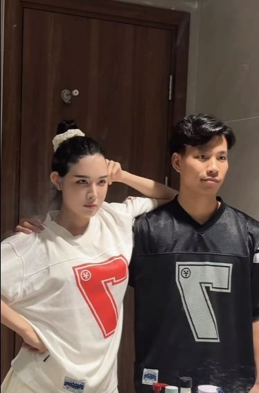 Tối 22/7, Văn Thanh bất ngờ đăng tải đoạn video ngắn quay cùng bạn gái lên mạng xã hội. Trong video, cả hai ăn diện trẻ trung, thoải mái nhảy theo một trào lưu đang hot và không ngại thể hiện tình cảm với nhau.