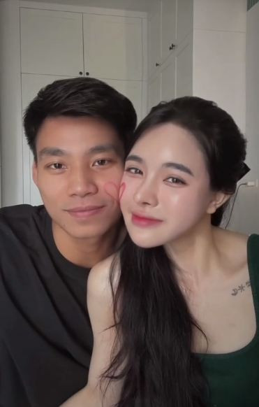 Trước đó, Văn Thanh cũng từng đăng tải những đoạn video quay trend cùng với Bích Hạnh. Cả hai trao nhau nụ hôn ngọt ngào khiến người hâm mộ cực kỳ thích thú.