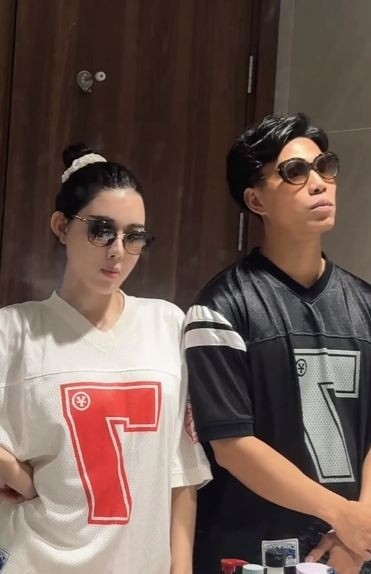 Khoảnh khắc cặp đôi vừa nhảy múa vừa cười tươi đã khiến cư dân mạng không khỏi thích thú. Đáng chú ý Văn Thanh còn không ngần ngại gọi bạn gái hot girl là vợ hết sức thân mật: "Vợ yêu rủ quay trend".