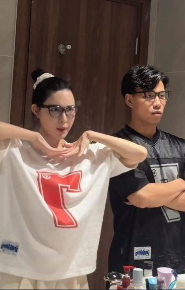 Ngay khi đoạn clip được đăng tải, hàng loạt bình luận tích cực đã được để lại: "Cặp đôi này đáng yêu quá", "bao giờ mới có cái đám cưới đây", "đáng yêu hết sức".