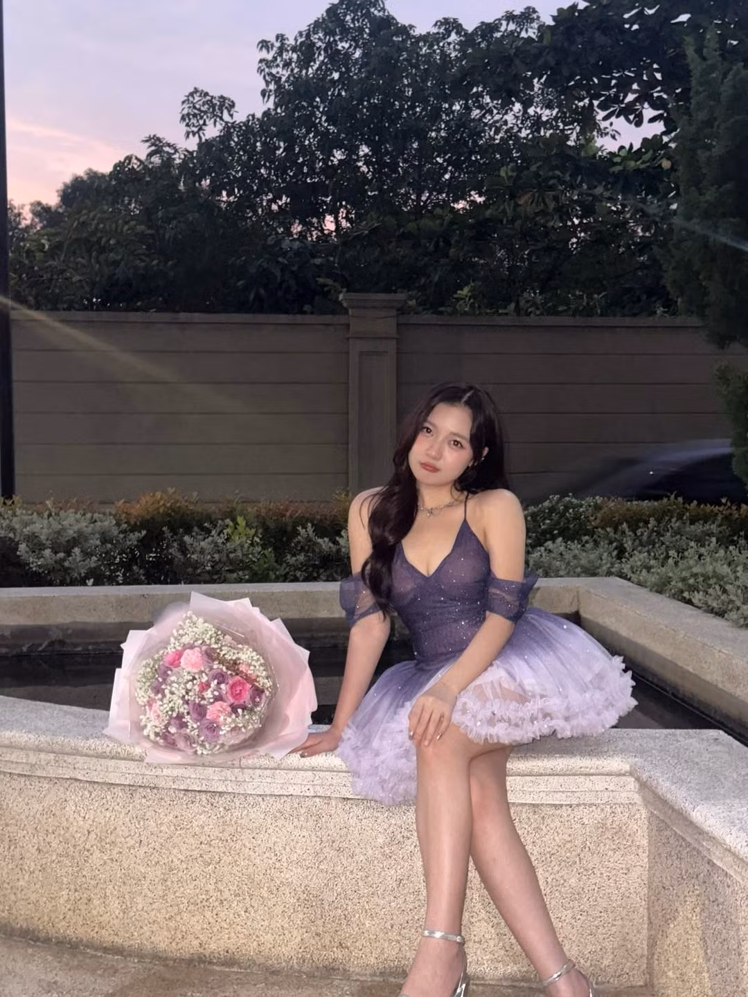 Điểm nhấn là lớp vải xuyên thấu lấp lánh ánh kim tuyến, tạo hiệu ứng như bầu trời sao đêm, vô cùng lung linh và ấn tượng. (Ảnh: IGNV)