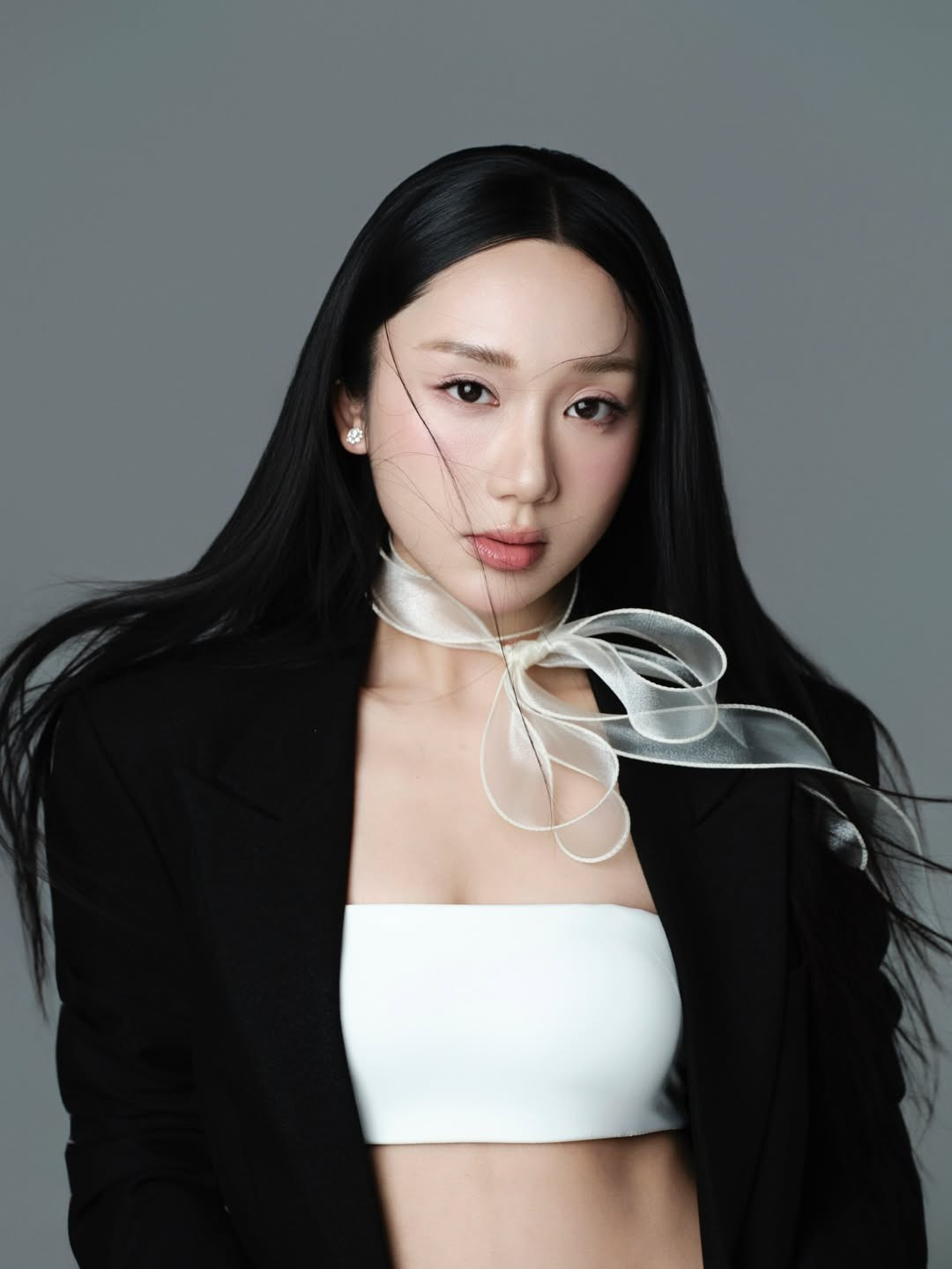 Năm 2025 là năm Mina Young đánh dấu sự quay trở lại với âm nhạc bằng single "Living in Legend". Ca khúc này không chỉ là một sản phẩm âm nhạc đơn thuần mà còn là sự kết hợp độc đáo giữa V-Pop và eSports, được trình diễn bùng nổ tại các giải đấu lớn như VCS. (Ảnh: IGNV)