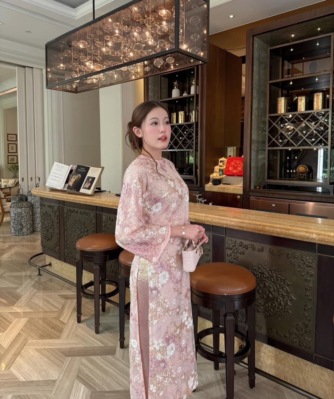 Phần tay áo và cổ được cách điệu với chi tiết tết điệu đà, tăng thêm nét nữ tính. (Ảnh: IGNV)