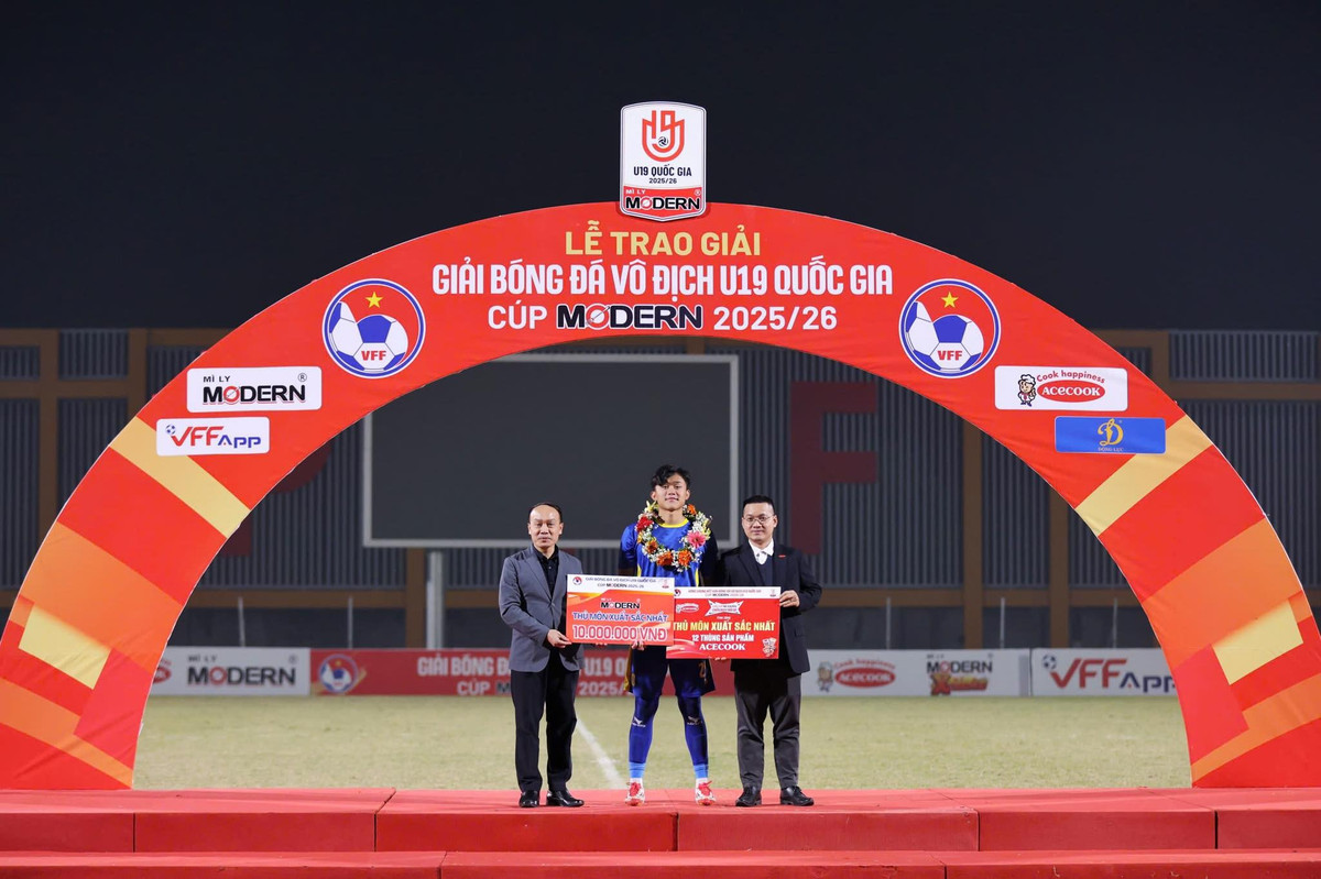 Không chỉ gây ấn tượng bởi khả năng bắt penalty "thần sầu", Bảo Ngọc còn thu hút sự chú ý bởi ngoại hình điển trai cùng nụ cười tỏa nắng.