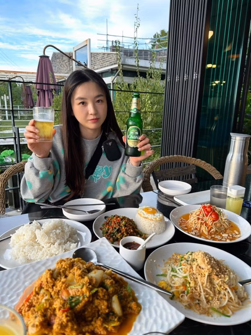 Trước khi đưa ra thông báo này, Hamzy từng đối mặt với không ít "gạch đá" từ dư luận. Trong suốt năm 2025, dù đang mang thai, cô vẫn duy trì cường độ làm việc cao và thường xuyên thực hiện các video ăn đồ cay nóng, thậm chí là uống bia.