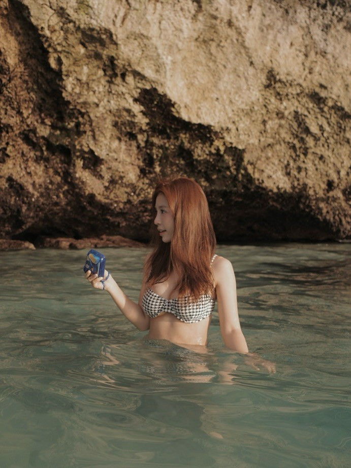 Cô nàng gây ấn tượng với nhan sắc xinh đẹp, ngọt ngào và nụ cười tỏa nắng cùng phong cách thời trang thanh lịch, đáng yêu. (Ảnh: IGNV)