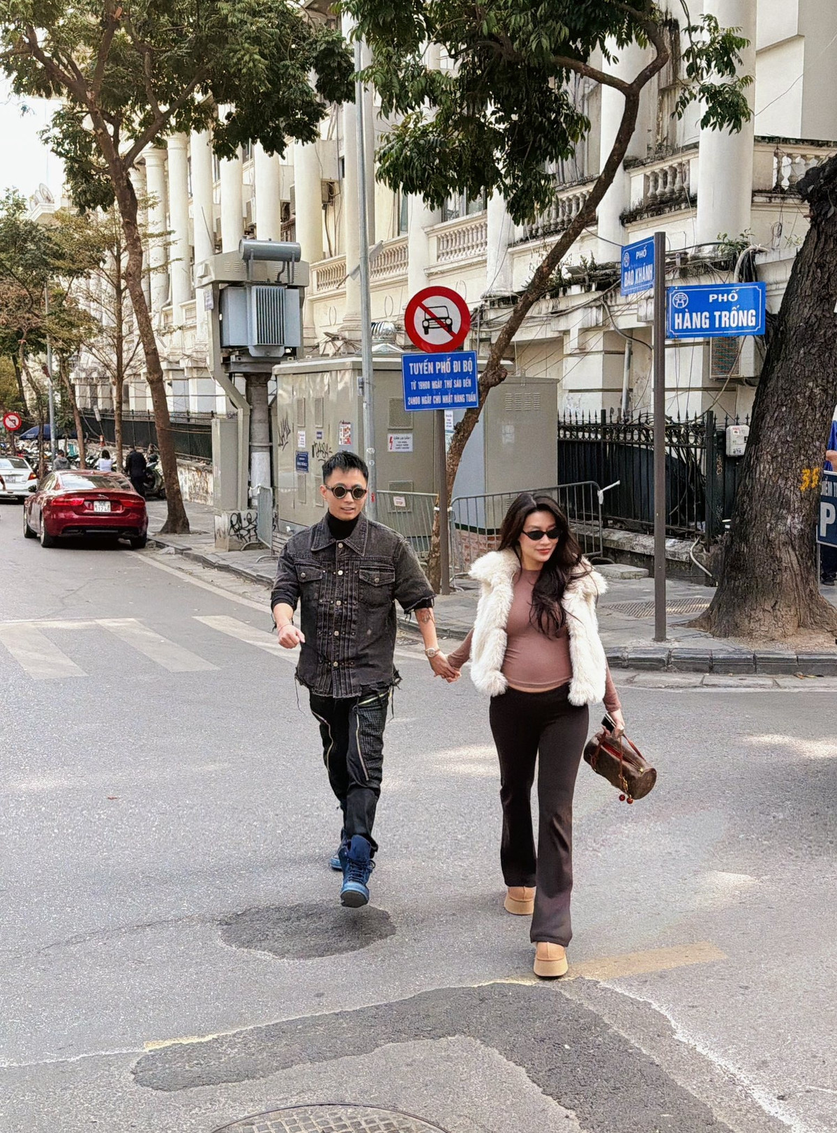 Không thiếu những tấm hình "tình bể bình" bên ông xã. Rhymastic luôn kề cận chăm sóc và không ngần ngại dành cho vợ những cử chỉ âu yếm. (Ảnh: FBVN)