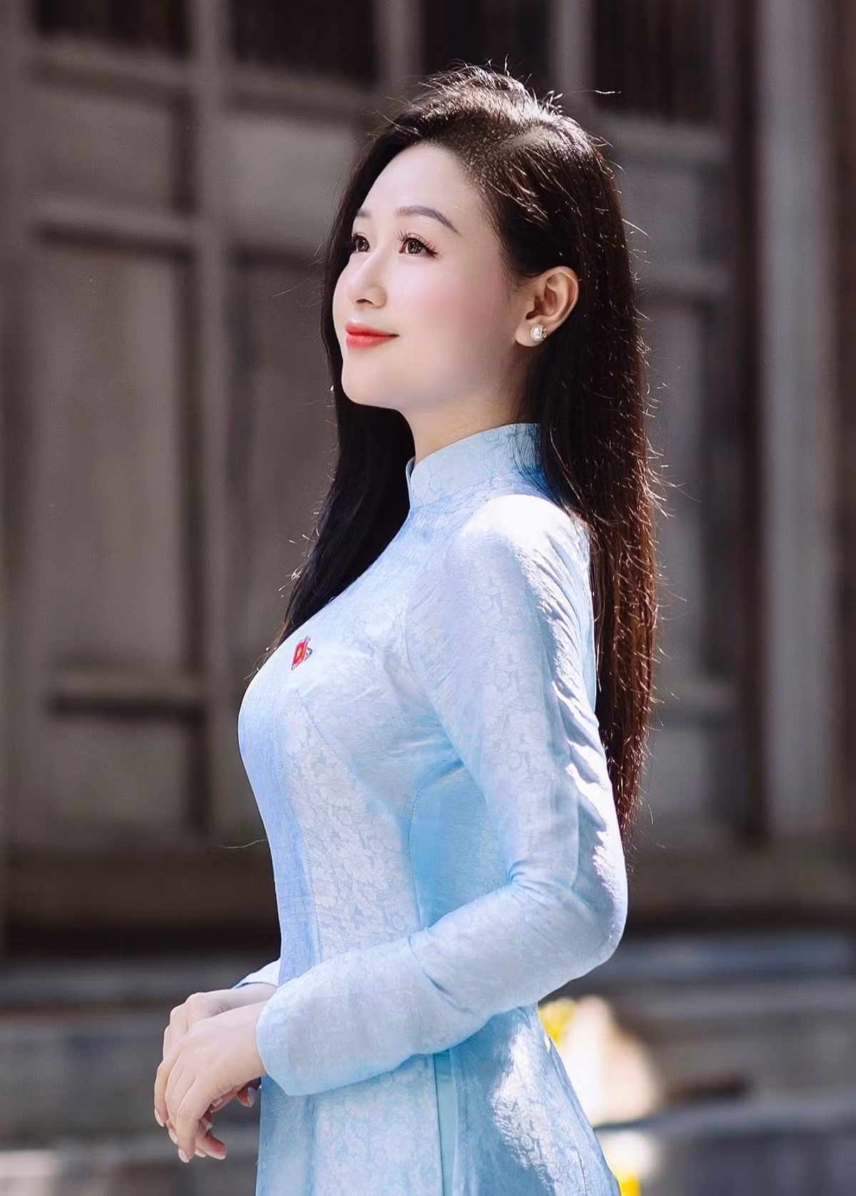 Sở hữu gương mặt thanh tú, nụ cười rạng rỡ cùng phong cách nữ tính, ngọt ngào, Mỹ Linh được nhiều người ưu ái dành tặng biệt danh "cô giáo hot girl" hay "hoa hậu giáo viên".