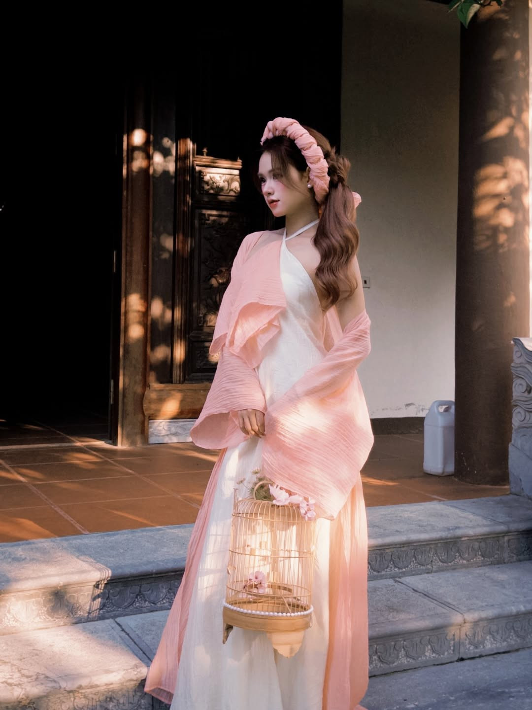 Dù là trong bộ quân phục giản dị hay váy áo lụa là, Nguyễn Lê Na vẫn luôn biết cách ghi điểm tuyệt đối. (Ảnh: IGNV)