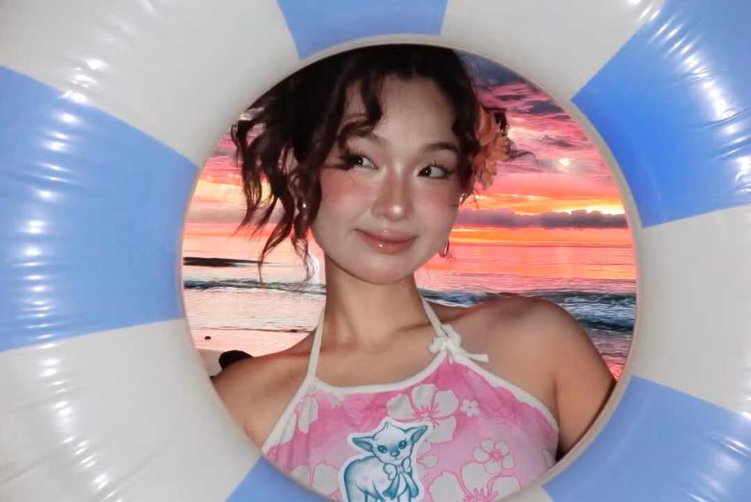 Cô nàng còn kết hợp với đạo cụ khác như phao, tạo cảm giác như nàng hot girl đang tận hưởng mùa hè ở biển thực sự chứ không phải chỉ là một chuyến đi biển online.