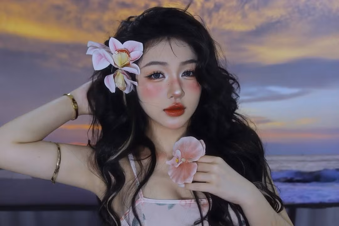 Những ngày qua, lướt TikTok, bạn chắc hẳn sẽ bắt gặp không ít thành phẩm xinh lung linh của chiếc trend chụp ảnh đón hè với background biển giả lập bằng chiếc tivi quen thuộc tại nhà. Trào lưu này mới đây được cô nàng Trần Hà Linh thực hiện với thành quả khiến người nhìn phải xuýt xoa.