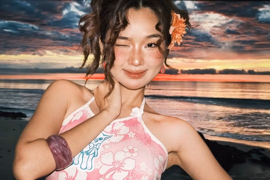 Chiếc áo này không chỉ mang lại vẻ năng động, thoải mái mà còn thể hiện sự cá tính, trẻ trung và có chút "nhí nhảnh" của cô nàng. Gam màu hồng rực rỡ cũng rất phù hợp với không khí mùa hè sôi động.