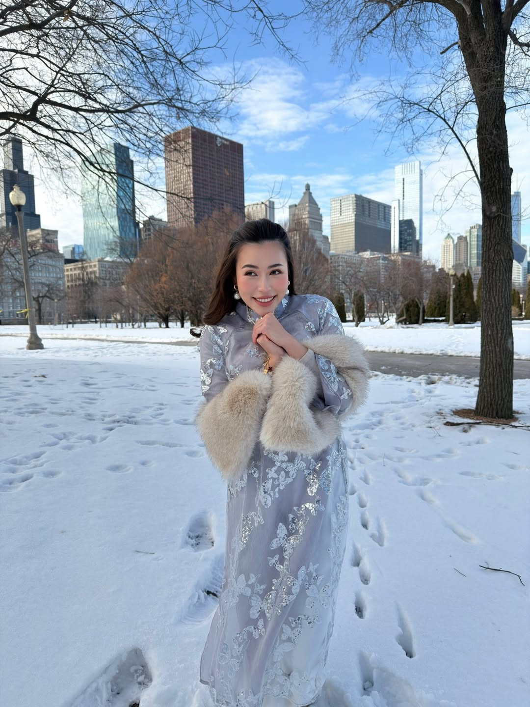 Để giữ ấm mà vẫn đảm bảo tính thời trang, Nguyên Newin khéo léo phối thêm khăn choàng lông thú tone-sur-tone. (Ảnh: IGNV)