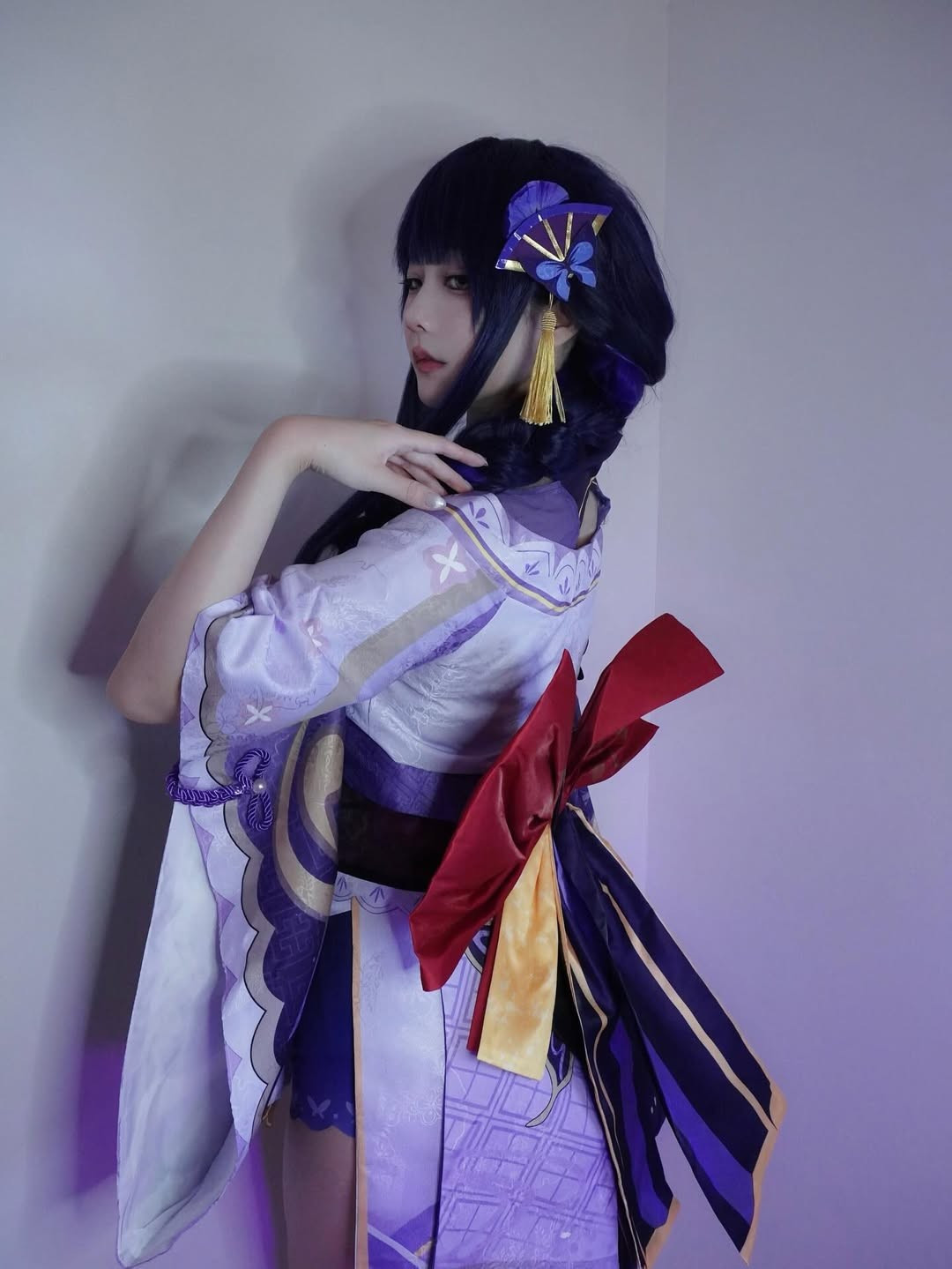 Cô thể hiện vẻ đẹp uy nghiêm, thanh lịch và tĩnh tại của Lôi Thần cai trị Inazuma, với sự chú ý đến từng chi tiết nhỏ của trang phục và phụ kiện cài tóc. (Ảnh: IGNV)